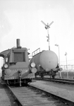 837247 Afbeelding van een locomotor (serie 200/200) van de N.S. tijdens het heuvelen van goederenwagens op het ...